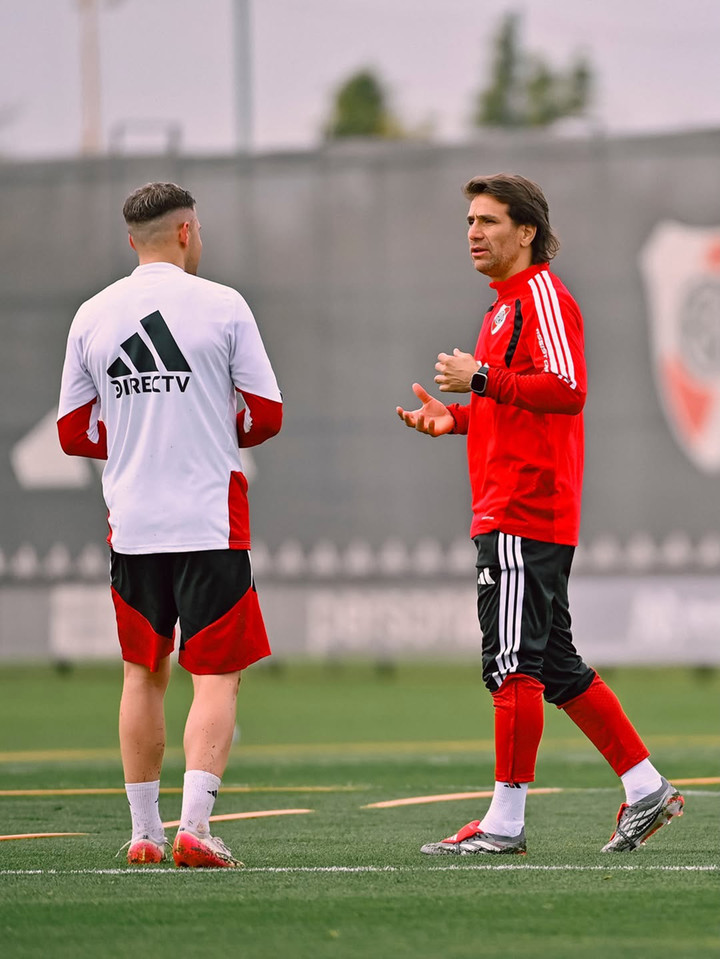 Las charlas diarias con los jugadores, otro punto fuerte de Ponzio como entrenador (Prensa River).