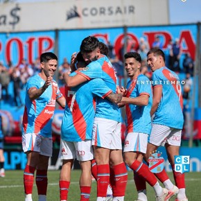 Arsenal ganó, cumplió y se acercó a lo más alto de la Primera B