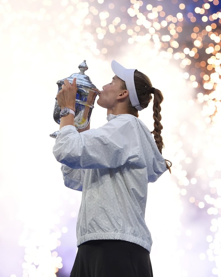 Elena Rybakina besó el trofeo del US Open tras vencer en la final a Aryna Sabalenka.
(@usopen en IG).