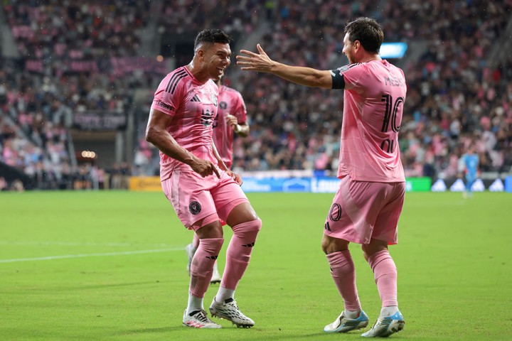 El festejo entre Casemiro y Lionel Messi tras el primer gol (REUTERS).