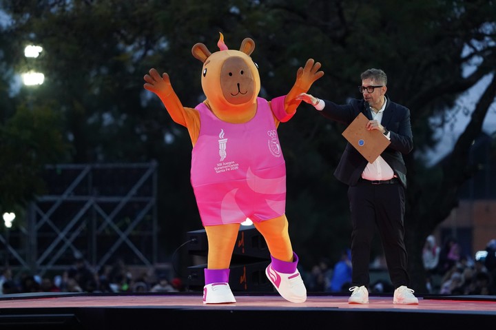Capi, la mascota de los Juegos Suramericanos, en la inauguración (Juano Tesone).