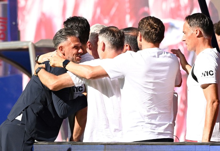 Martin Demichelis celebra con su equipo uno de los goles del 3-0.