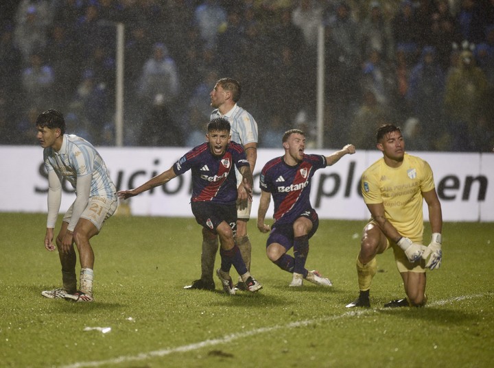 El grito de Thiago Almada ante Atlético Tucuman (Foto: Rafael Font).