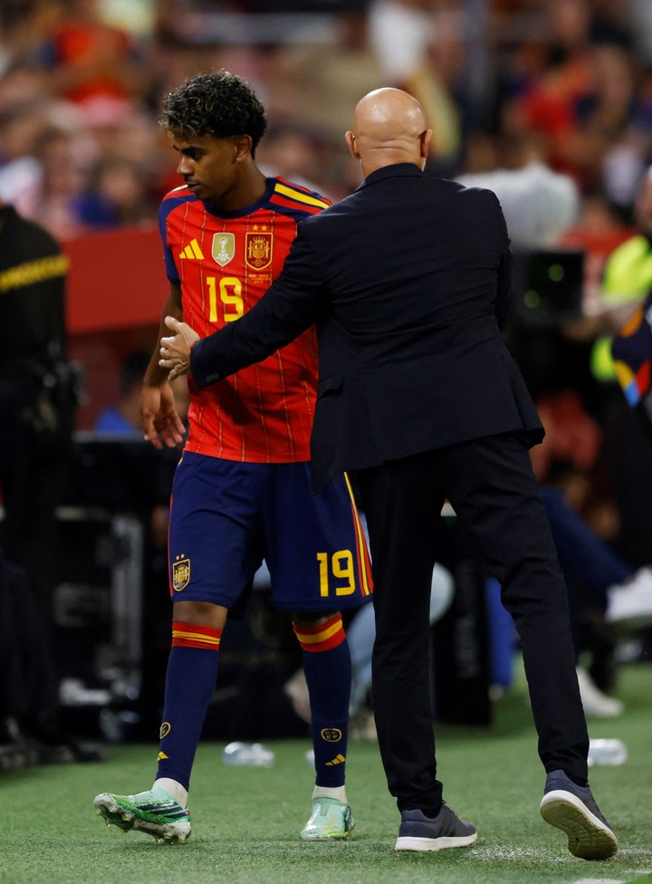 El español Lamine Yamal, con el seleccionador Luis de la Fuente tras ser sustituido. (REUTER)