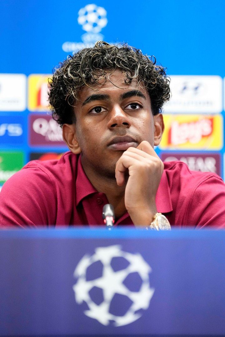 Lamine Yamal apuntó contra Dembelé y Mbappé.  EFE/Enric Fontcuberta.