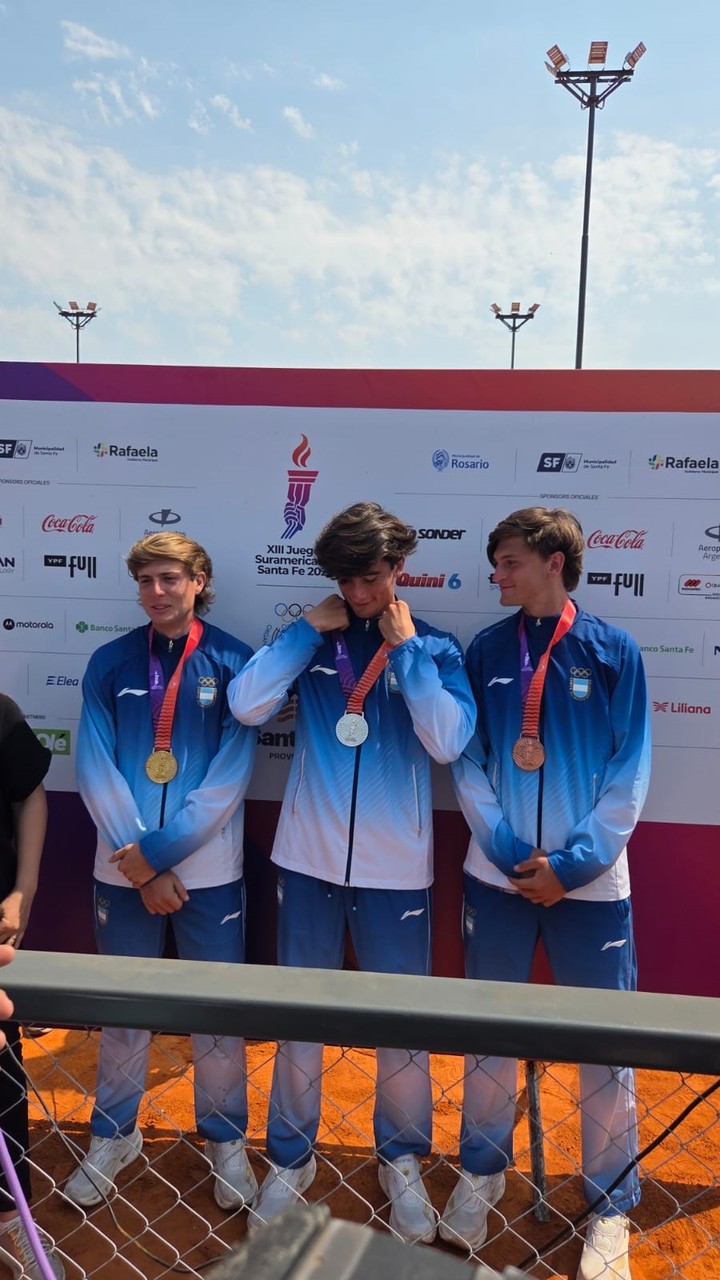 Midón, La Serna y Ambrogi, los tres argentinos que coparon el podio en Rosario, con sus respectivas medallas.