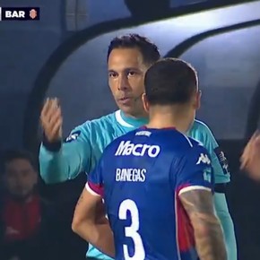 Inesperado: el VAR llamó para darle un penal a Barracas y el referí dijo no