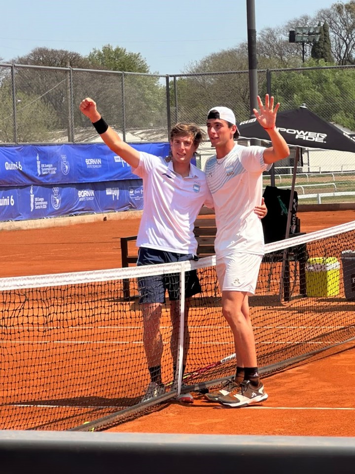 Lautaro Midón y Juan Manuel La Serna se abrazan tras la final por el oro ante la ovación del público.