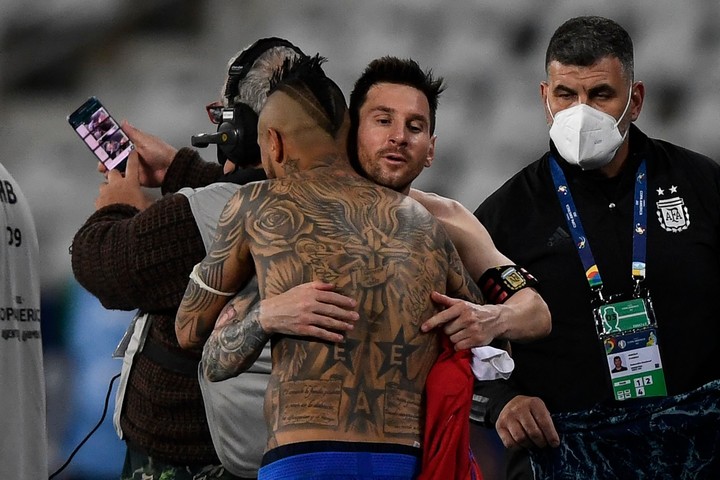 Messi junto a Vidal en la Selección (AFP).