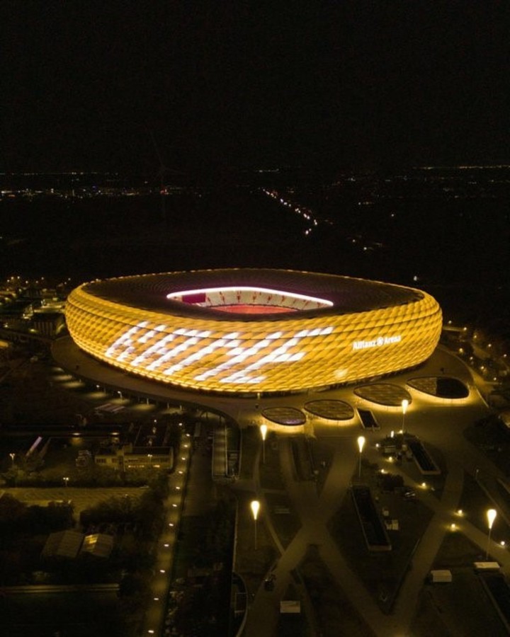 El Allianz Arena de dorado en honor a Harry Kane. (X: @FCBayernEN)