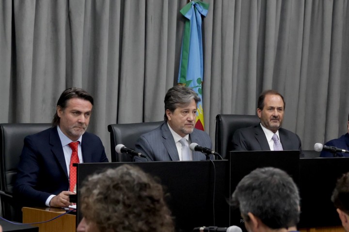 Los jueces Alberto Ortolani, Alberto Gaig y Pablo Rolón, en el comienzo de os alegatos en el juicio por la muerte de Diego Armando Maradona (Foto: Francisco Loureiro).