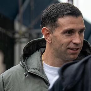 Una semana después de su operación, Dibu Martínez fue al partido de Chelsea por Premier