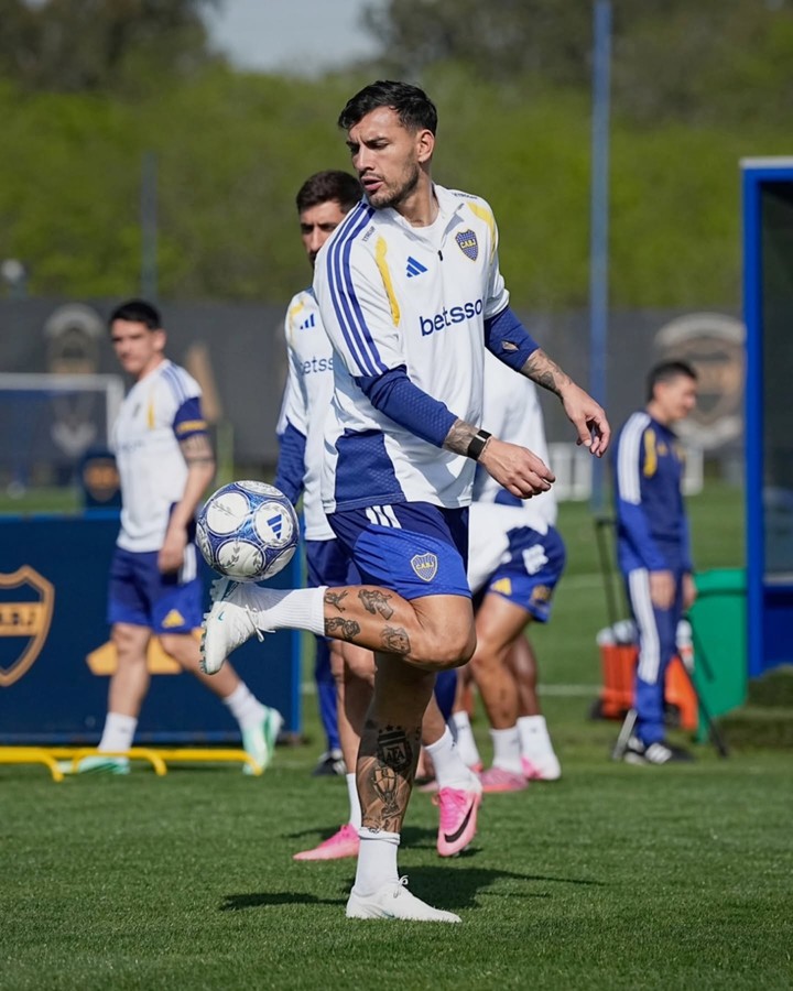 Paredes sigue evolucionando del desgarro, aunque viene de ser figura en Brasil (Prensa Boca).
