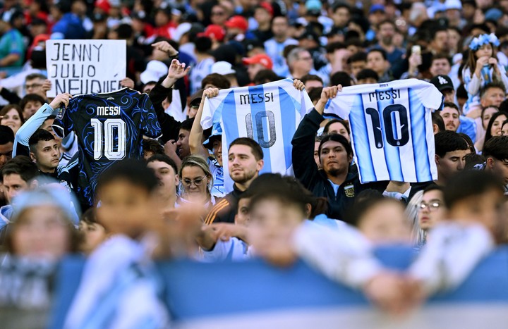 Todo tipo de camiseta de Messi (REUTERS).