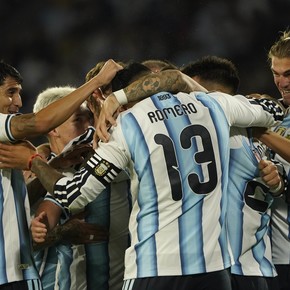 La nueva era empezó con cuatro goles y cinco debuts: Argentina sonrió en Córdoba