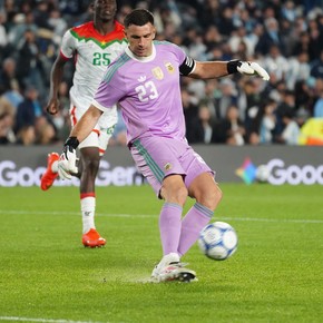 Cuántas pelota tocó el Dibu Martínez contra Burkina Faso: el uno por uno