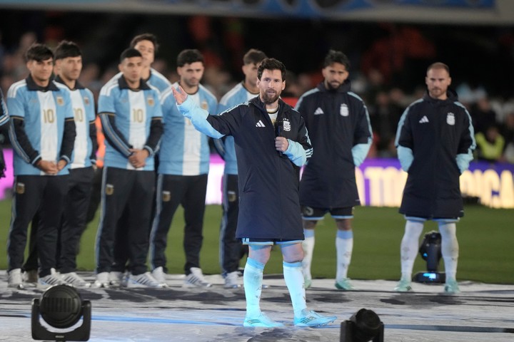 Messi habla, el resto escucha atentamente (AP). 