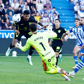 Con un gol del Cuti Romero como 9, el Atlético de Madrid le ganó un partido difícil al Alavés