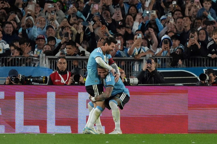 Nicolás Otamendi celebra un gol con Lionel Messi. EFE/ Adán González