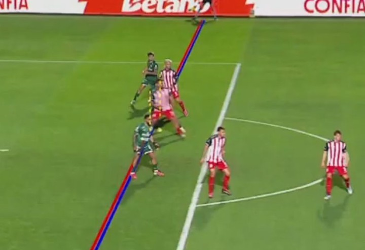 El trazado de líneas en el gol anulado a Marabel: se instala la línea roja en el hombro derecho del paraguayo, pero no está claro el punto de inicio de la azul.