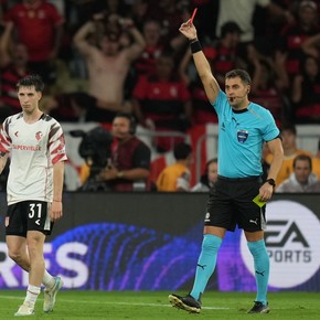 La insólita roja a Baltasar Rodríguez en  Flamengo vs Estudiantes: ¿se olvidó que ya estaba amonestado?