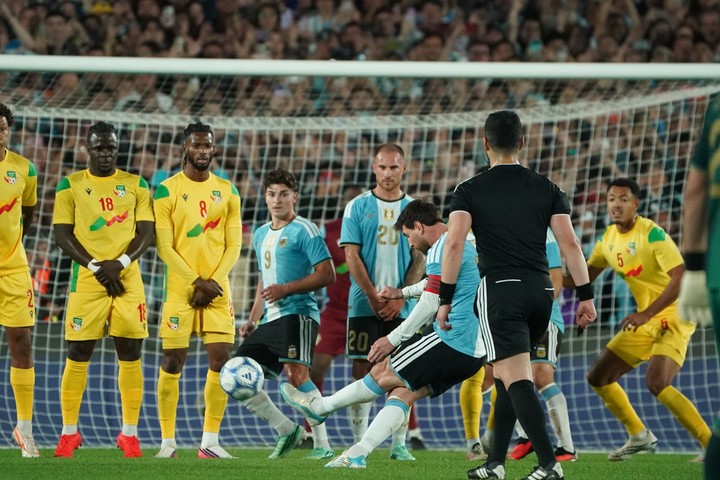Messi y un tiro libre que estuvo a nada de ser gol (Foto Juano Tesone - CLARIN).
