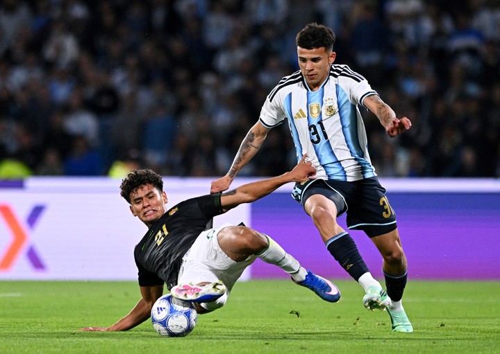 Leonel Flores encara ante Bolivia.