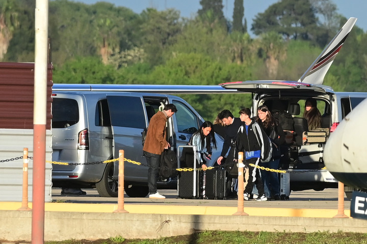 La llegada de Messi con su familia a Rosario (Foto Sebastián Granata).