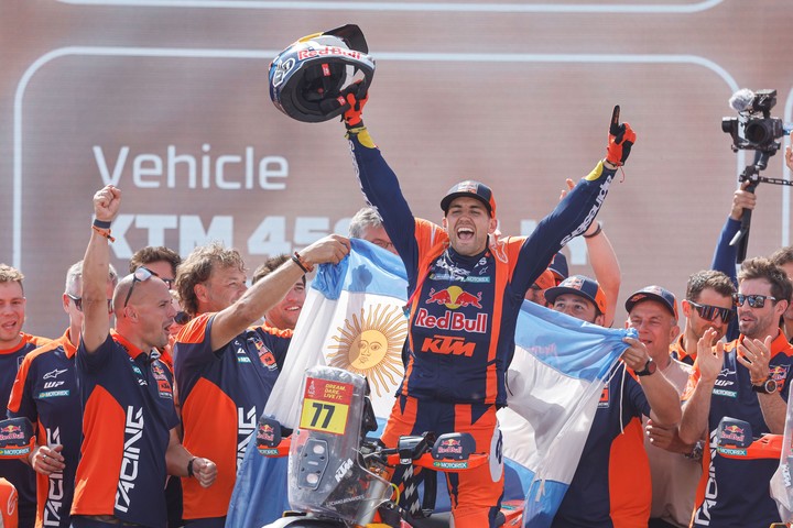 Luciano Benavides festejó su título en motos en la última edición del Rally Dakar, en 2026.
(EFE).