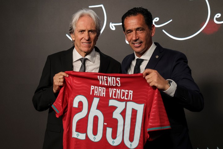 Pedro Proenca (d) junto a Jorge Jesus. (EFE)