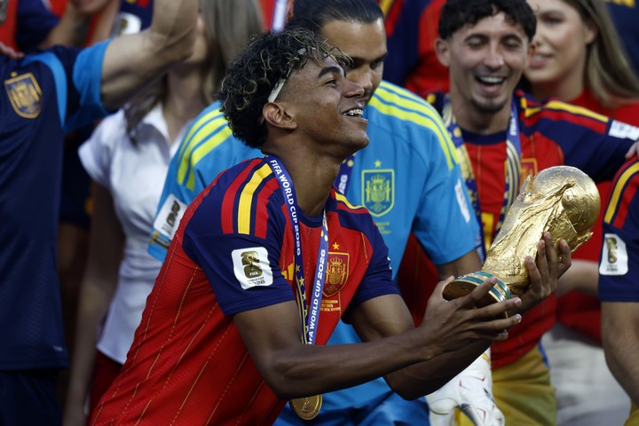 Lamine con la Copa del Mundo. (EFE)