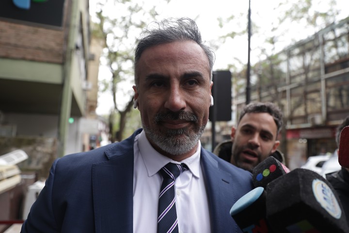 El neurocirujano Leopoldo Luque, en la llegada a San Isidro para la lectura de los alegatos en el juicio por la muerte de Diego Armando Maradona (Foto: Francisco Loureiro)