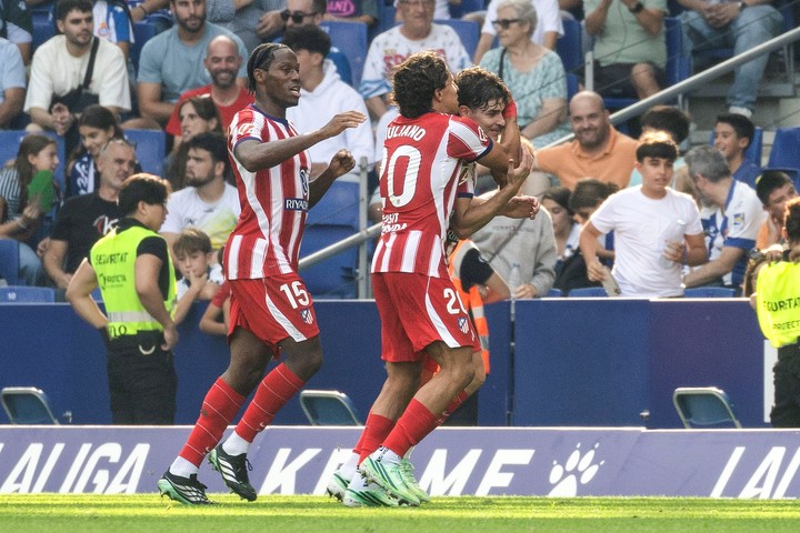 Julián Alvarez y Giuliano Simeone, celebran el gol de Álex Baena contra el RCD Espanyol EFE/ Marta Pérez