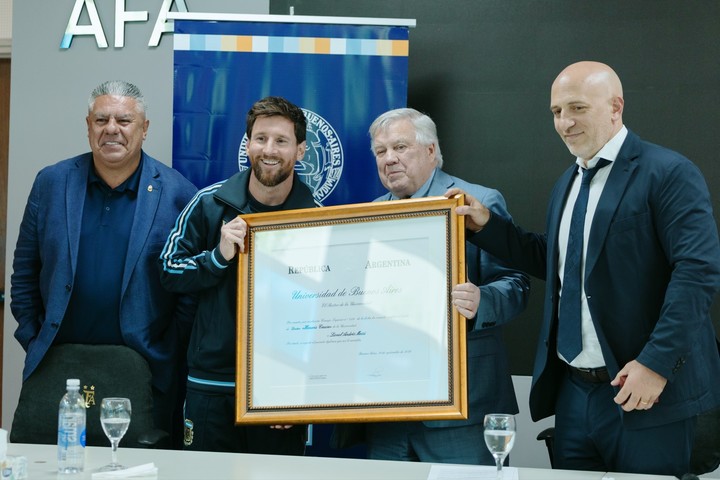 Messi fue premiado por la UBA (Foto: @Argentina).