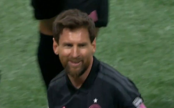 La sonrisa de Messi, tras bailar a Junior Alonso.
