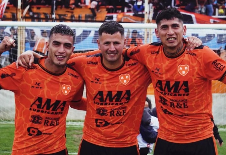 Miranda, Pombo y Duarte, los goleadores de Berazategui contra Cambaceres.