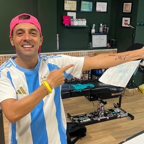 El artista español que hinchó por Messi en la final del Mundial y se tatuó su firma en vivo: "Es el sueño de mi vida"