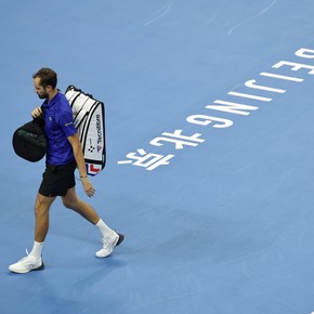Le pegó un pelotazo a un espectador y fue descalificado ante Novak Djokovic: el momento de furia de Daniil Medvedev