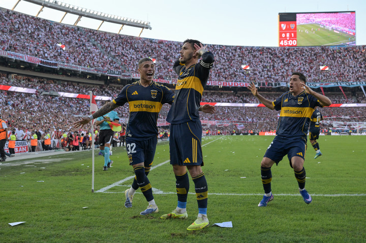Con un gol de Leandro Paredes, Boca le ganó a River en el Monumental, por el Torneo Apertura 2026. (AFP)