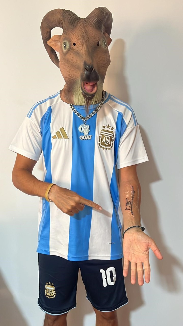 Parrondo, con la indumentaria que usa en su show junto a la firma de Leo (@daniparrondo).