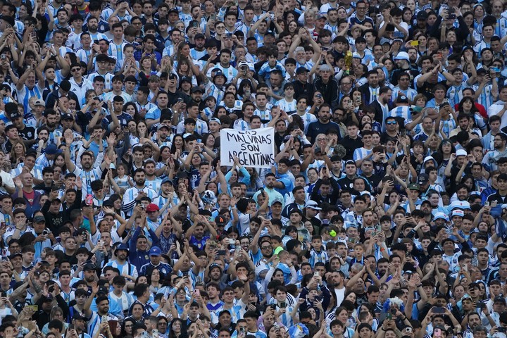 La bandera de las Malvinas son argentinas, presente en el Monumental (Foto Juano Tesone - CLARIN).