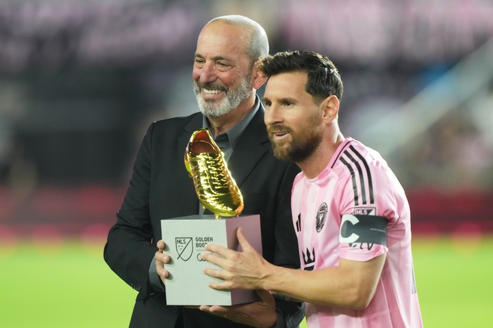 Leo recibe la Bota de Oro 2025 de las manos de Don Garber (AP).