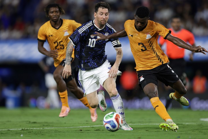 Messi ante Zambia (EFE).