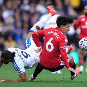 Alarma: Lisandro Martínez no salió a jugar el segundo tiempo ante el Leeds y el Manchester United sigue sin ganar