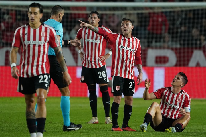 Estudiantes ante Flamengo (Juano Tesone).