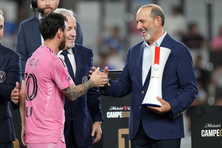 Garber le entrega a Messi el premio al MVP del partido (AP Photo/Lynne Sladky).