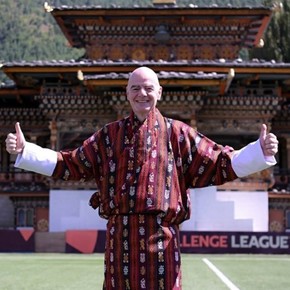 Infantino y un particular look en su visita a Asia