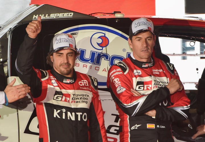 Fernando Alonso junto a Marc Coma en 2020. (Photo by FAYEZ NURELDINE / AFP)