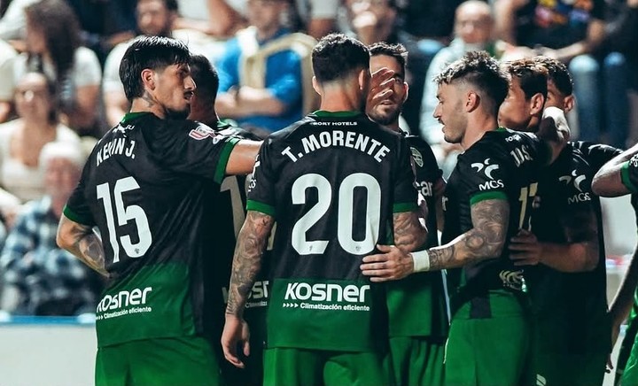 Lomónaco en el festejo de Elche: pasó de ronda en Copa del Rey (Foto: Elche).