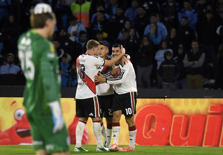 Los jugadores de River celebran mientras el arquero de Belgrano, Cardozo, observa (Foto: FOTOBAIRES).